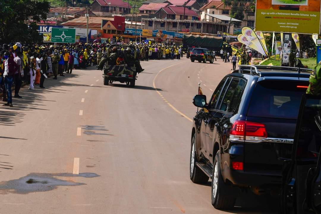 President @KagutaMuseveni  
  commissioned  Mubende-Kakumiro-Kibaale-Kagadi road (107km). The road will link our people to markets; markets to other markets, handle our transport hurdles, and (If used well) improve our standards of living says_ YKM 

#SecuringourFuture
