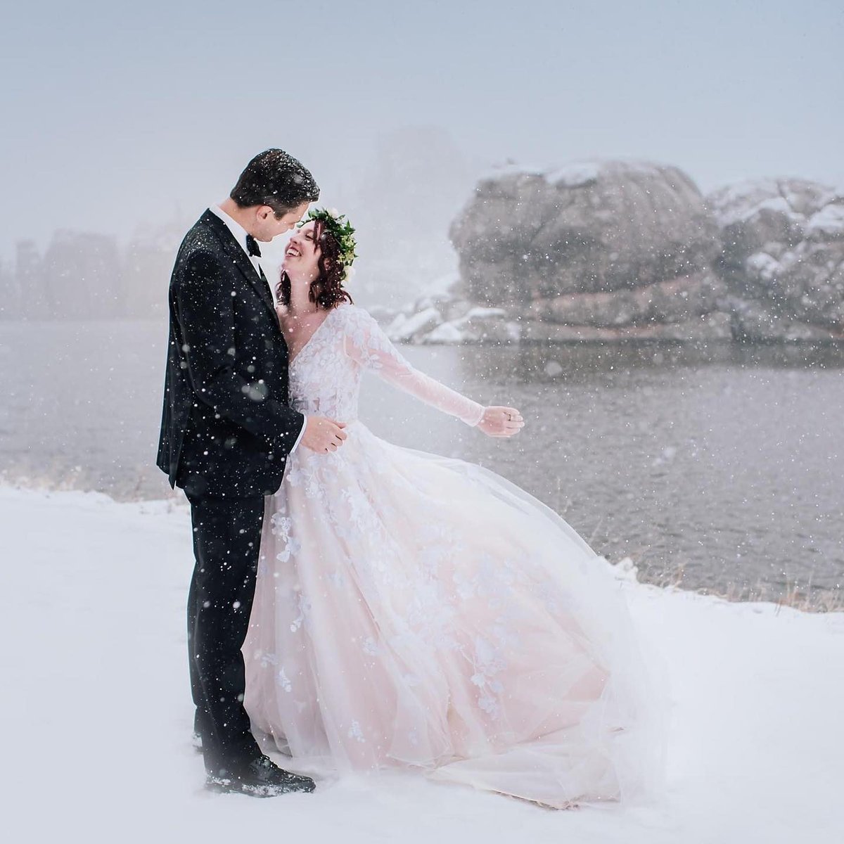 davidsbridal's tweet photo. Say 'Hello' to a new season! ❄️From the perfect winter wedding dress to the coziest decor, get ready to start planning the winter wedding of your dreams! Tap the link for more winter wedding inspo! 
https://t.co/YQ6v950dLQ 
📷: @legacyphotoanddesign https://t.co/JJfphlgb4G