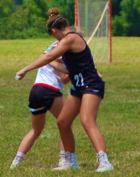 Lydia Oldknow(2022 Attack/Draw) is a crafty, skilled attacker with INCREDIBLE hands and a slick stick.  Quick release and mind boggling fakes make her an offensive threat at any angle. Exceptional draw control, possession➡️transition. Elite film 🔗 here⬇️
youtube.com/watch?v=jzQxXd…