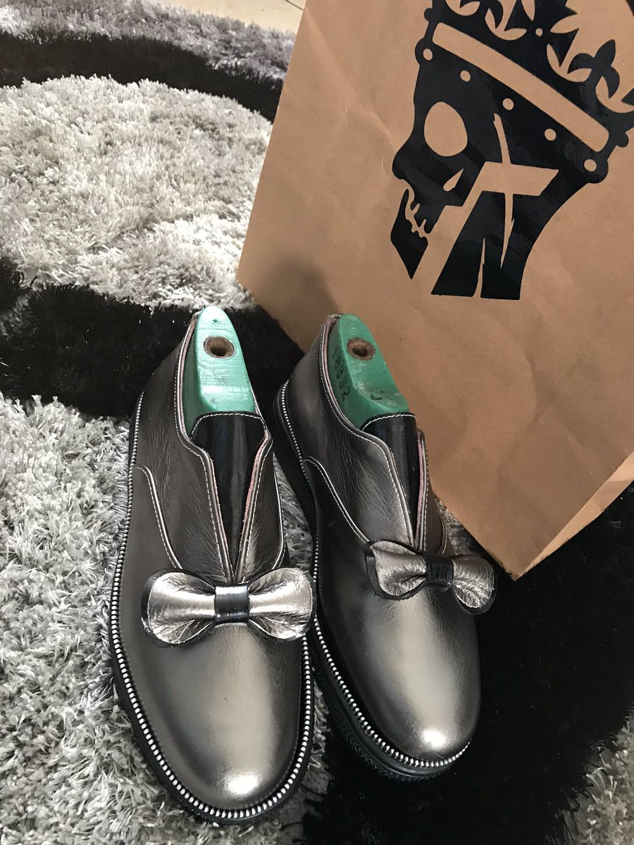 ItumelengModib9's tweet photo. Spinara handmade shoes @DJSbuBreakfast @sammymhaule @djsbu support local 073 740 3120
This brand needs to be known and supported https://t.co/ndXPDC6aQJ
