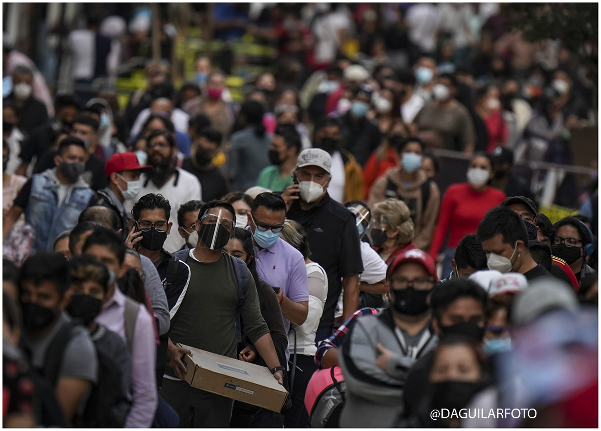 DAGUILARFOTO's tweet photo. MÉXICO COVID.  Las imágenes en la Calle Francisco I. Madero, Centro Histórico de la Ciudad de México (18DIC20) , después del anuncio de regreso a color rojo del semáforo epidemiológico en la CDMX.#SemaforoRojo #Covid_19 #Covid_19mx VIDEO EN: https://t.co/EzOCbNraz1 
 🇲🇽😷 PIX📷DA https://t.co/oAzFD2p3GO