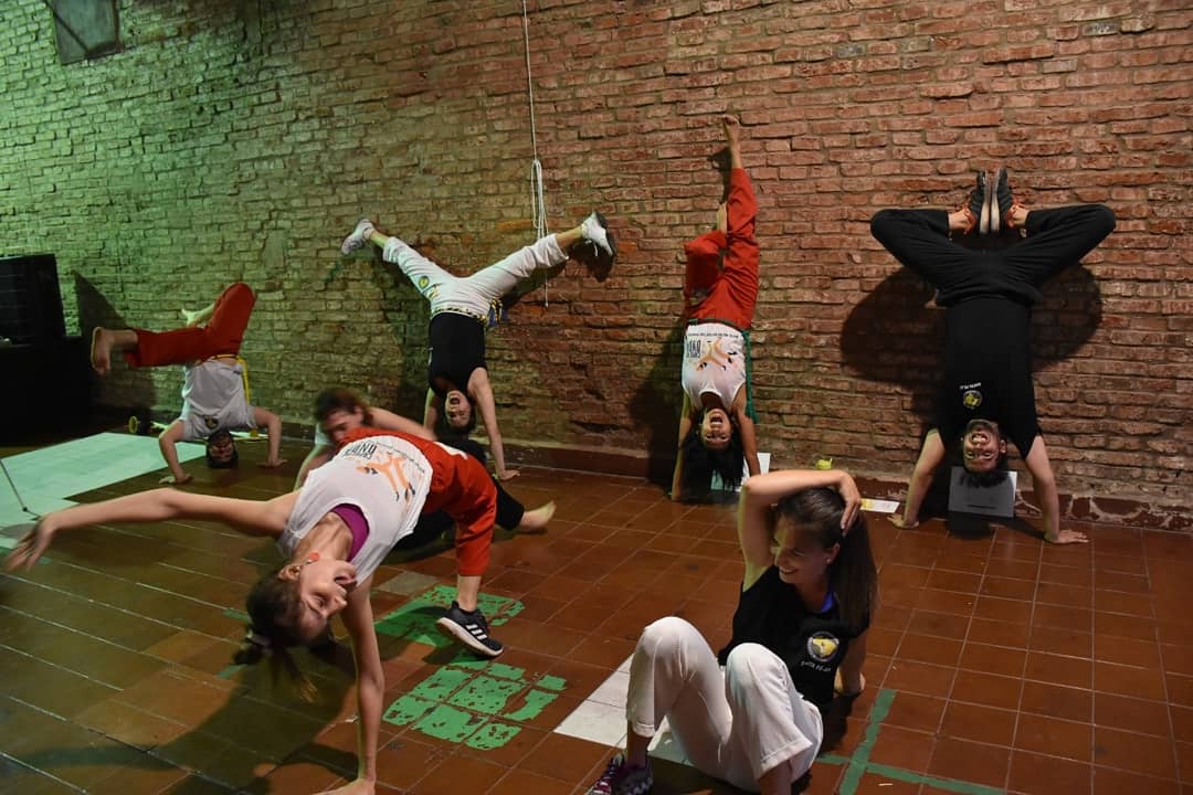 DemosCCE's tweet image. CAPOEIRISTAS MADE IN DEMOS

Así fue la muestra de finalización del taller de #Capoeira en DEMOS! A cargo de @LaSchaufler! Vamos cerrando el año y preparándonos para lo que se viene! 

#Demos2020