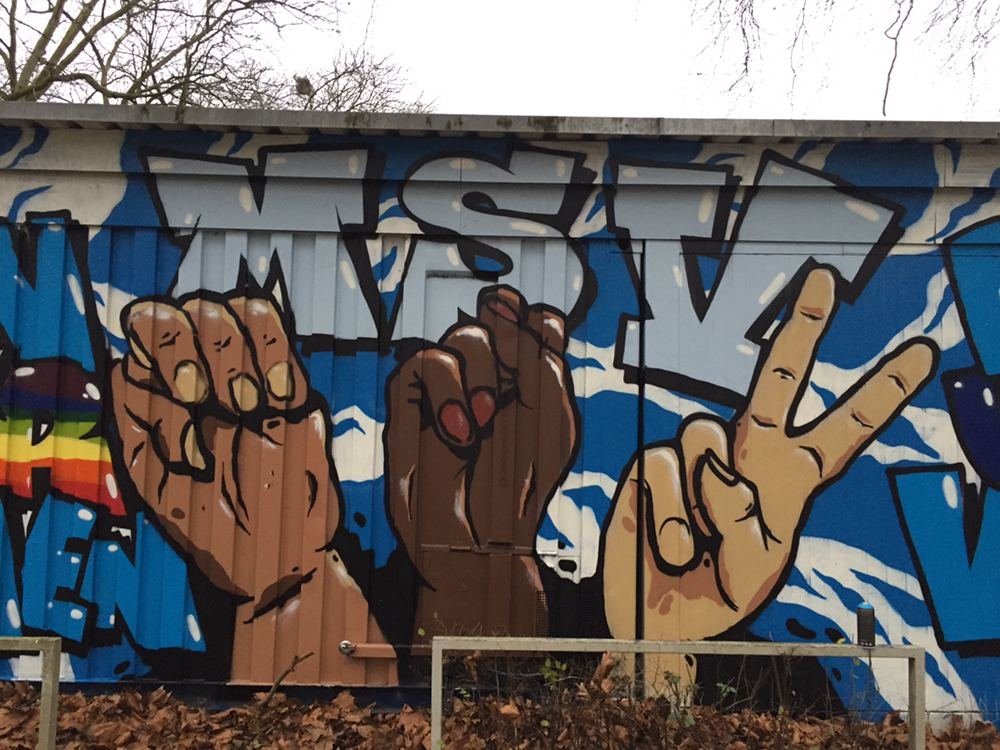 Denn jede*r hat 'nen Platz in unser'm Verein.
Gemeinsame Aktion mit Fans der aktiven Szene in Duisburg um ein Zeichen zu setzen, für eine Gemeinschaft, in der sich jede*r willkommen fühlt–unabhängig von Herkunft, Hautfarbe, Geschlecht, religiöser oder sexueller Orientierung uvm.