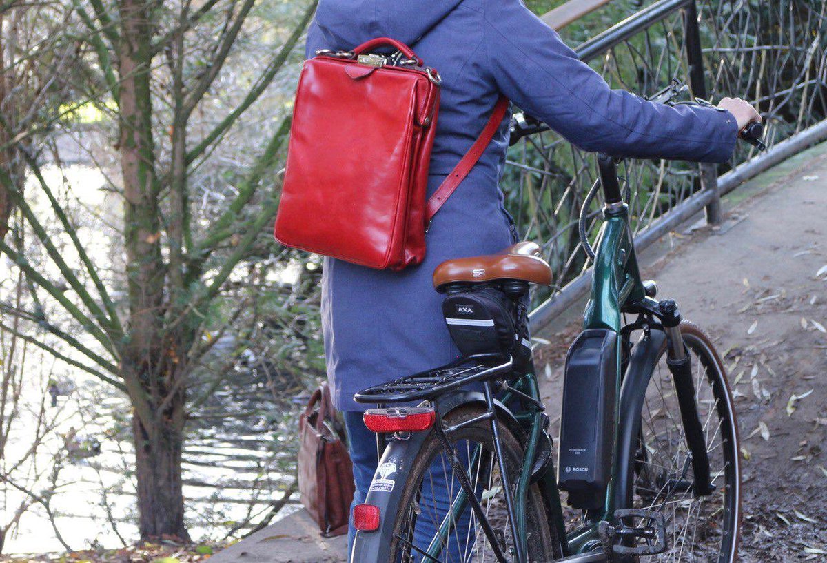 gdemanmelis's tweet photo. #handtas #leder #lederwarenspeciaalzaak #rugtas #laptoptas #damesrugtas #rood #zwart https://t.co/YJp0OnumYw