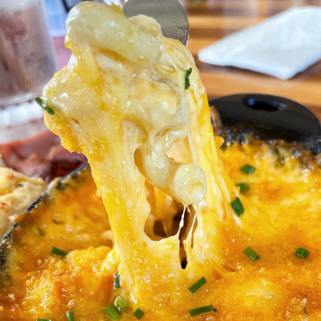 HomecominFL's tweet photo. Think of it as a Christmas present you can order, unwrap, and then EAT! 🧀 

📸 Mamma's Mac &amp; Cheese

⏰ Open Weekdays @ 11a

🐔 Menu ➡️ https://t.co/1YUpb44fuI

🍽 Reservations ➡️ https://t.co/RF4NAzm3qL

@ChefArtSmith @DisneySprings #HomecominFL https://t.co/6BUFKlKc7n