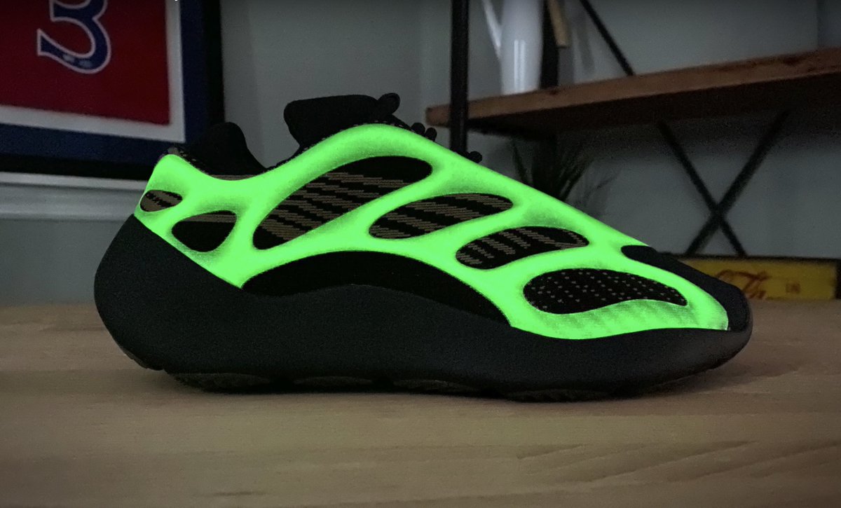 how to cop yeezy 700 v3