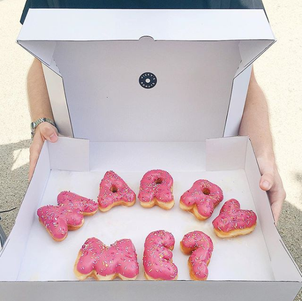 VogueFrance's tweet photo. Une demande en mariage en donuts : Oui ou Non ? 🍩 
https://t.co/uy7czmI3zr
© Instagram @vickysdonuts https://t.co/927kKGvctq