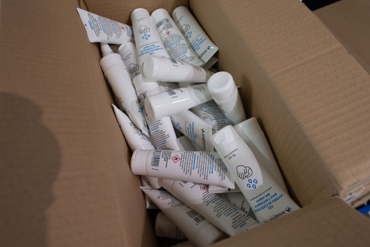 Près d'un millier de flacons de gel hydroalcoolique ont été offerts par la société Arkopharma pour les agents du CCAS d'#Antibes qui œuvrent quotidiennement auprès des personnes âgées et fragiles. Ces flacons ont été remis par Arnaud Poley à Daniel Meiffret, directeur du CCAS.