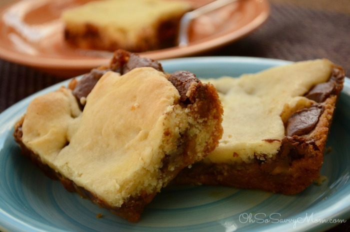 I NEED these for #dessert! Egg Free Rolo Cake Mix Bars #recipe #baking bit.ly/2laEvvQ