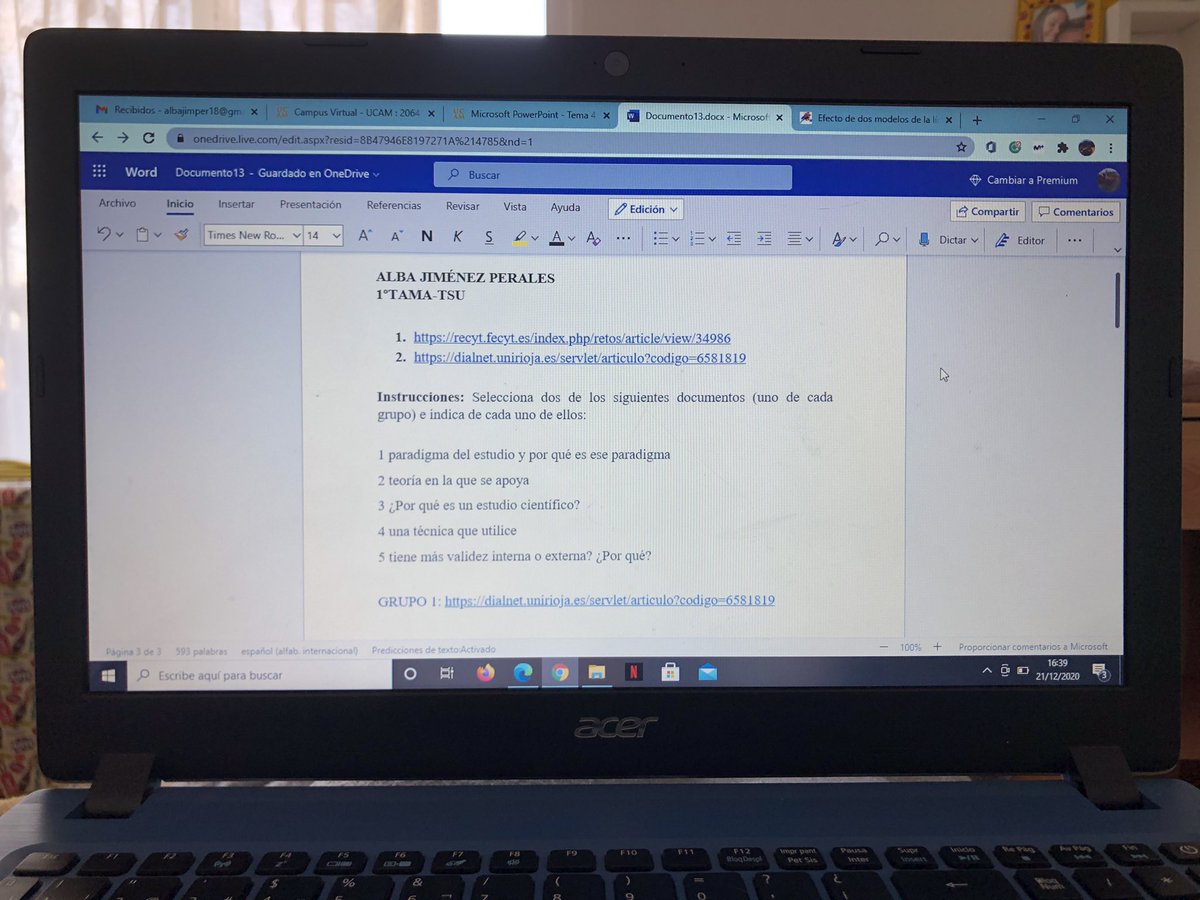 albaperales18's tweet photo. Último esfuerzo antes de darle duro al Trabajo A de conceptuales! 💪🏼🤞🏼
Feliz navidad y hasta el año que viene @Jlariase 🎉🎄 #kitCAFD https://t.co/lCffz7YbsG