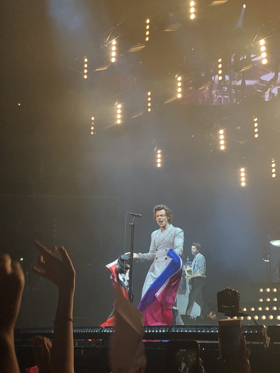 harry with the bi flag; a thread !