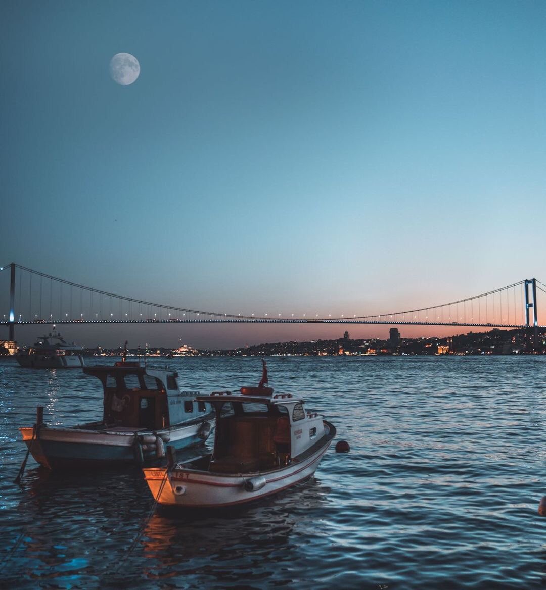 Çengelköy’den boğaz manzarasını seyret.