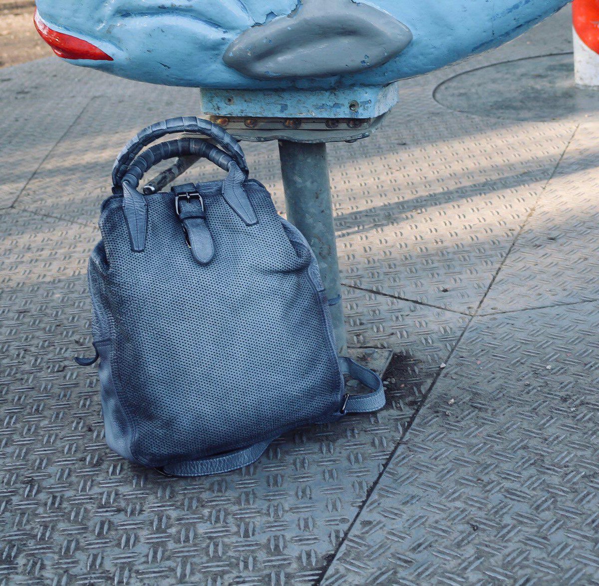 gdemanmelis's tweet photo. #rugtas #leder #lederwarenspeciaalzaak #damestas #damesrugtas #zwart #cognac #blauw #opsturen #bezorgen #familiebedrijf #tilburg #nieuw #modern https://t.co/xZ4eLo57am