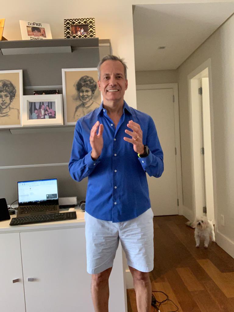 PeixotoRaymundo's tweet photo. Eu não poderia concordar mais, @camarenaalvaro6! Nos últimos meses, esse tem sido o meu look de reuniões👨💻👔🩳 E a Luna aprova! 🐶😆 Agora eu desafio o @joelbrawerman e o @CesarRamacciott a participar e registrar como têm se vestido para as suas calls. #TheVideoCallChallenge https://t.co/Zr7cAxNFWS