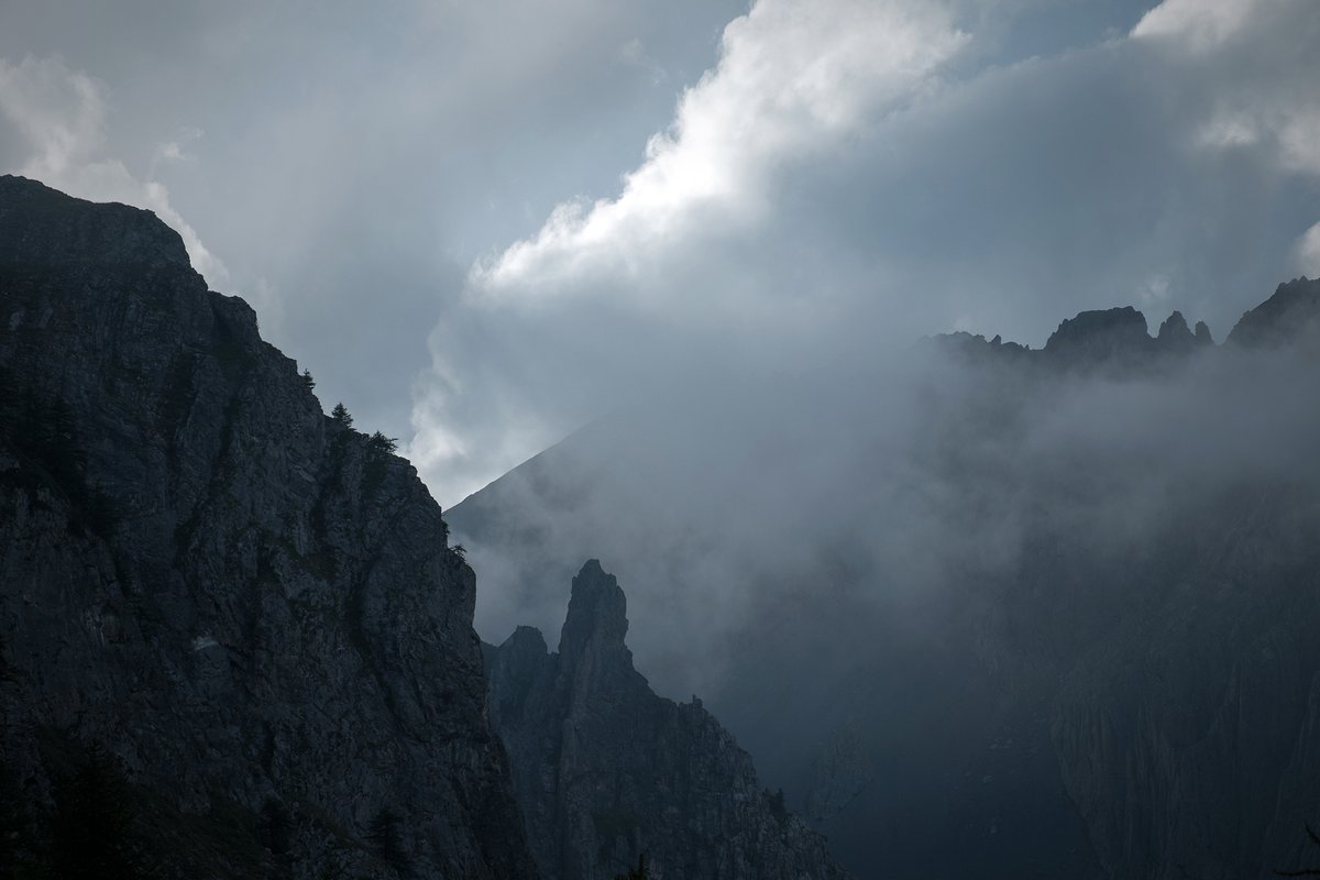 paulfinchauthor's tweet photo. The eerie entity on #StridingEdge, the living corpse of #Croglin, the demented clown of #Muncaster, the winged horror of #Langdale, the drowned bride of #Windermere, the hairy brute of #Beetham, the nightmares on #Burnmoor
https://t.co/TYChBqArie https://t.co/tlQ2GGgVwA