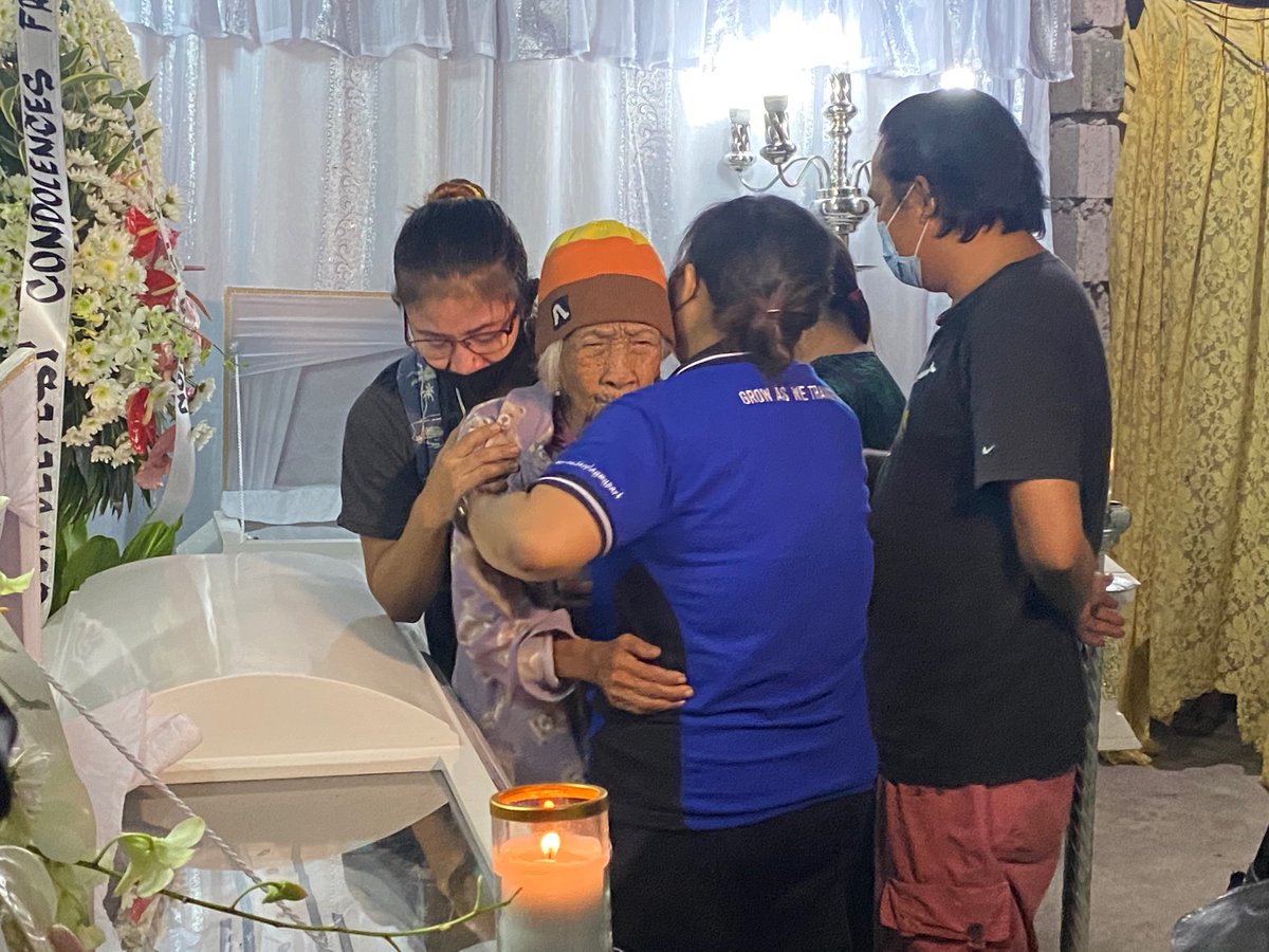 ABSCBNNews's tweet photo. 94-year-old Carmen Rufino weeps upon seeing the remains of her daughter Sonia Gregorio and her grandson Frank, who were killed by cop Jonel Nuezca in Paniqui, Tarlac. The victims’ family calls for “swift justice” | via @VivienneGulla  https://t.co/qKOFSE64nC