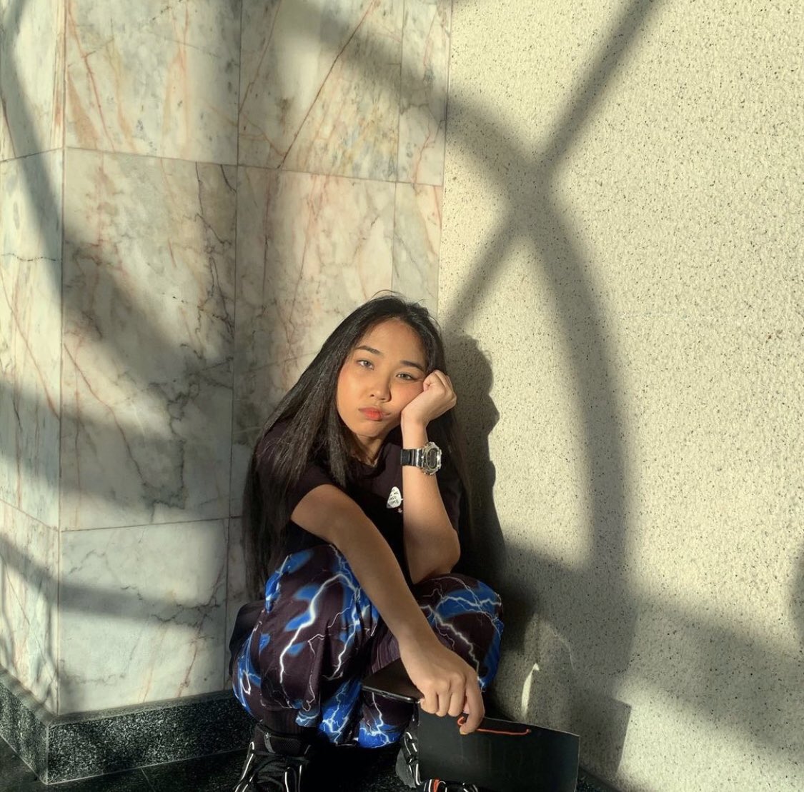 ⠀⠀

⠀⠀⠀⠀ สายรุ้ง : ผกามาศ ธนคนธานนท์

⠀⠀ เด็กจากคณะอักษรศาตร์ อามันต์มักพบเธออยู่ในห้องสมุดอยู่บ่อยครั้ง แม้ในเวลาที่คนส่วนใหญ่เขาไม่ค่อยจะเข้ากัน เธอคือหนึ่งในเด็กขาประจำที่แวะมายืมหรือคืนหนังสือเสมอ ดังนั้นมันจึงอดไม่ได้ที่จะเข้าไปทักทายและทำความรู้จักกับเด็กคนนี้