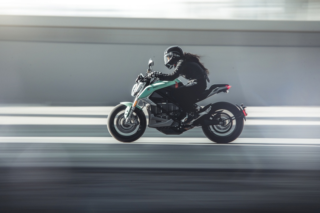 ZeroMC's tweet photo. Starting the week off right aboard the 2021 Mint &amp; Red SR/F. ⁠

https://t.co/hKgcn2CZFi
⁠⠀⁠
#ZeroMotorcycles #EffortlessPower #CraftedInCalifornia⁠⠀⁠⠀⁠
⁠
📸  #AaronBrimhall https://t.co/66iCEofgeE