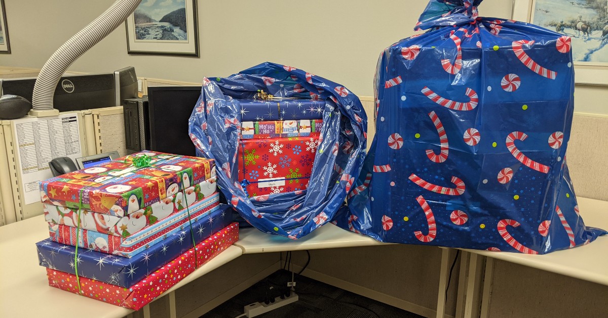sasktelpioneers's tweet photo. The #Directwest #SaskTelPioneers have been hard at work! This small but mighty group of #volunteers donated much needed items to numerous community organizations.
Thank you for spreading holiday cheer! https://t.co/u1nwAp3sXb https://t.co/NKqxjkrBcM