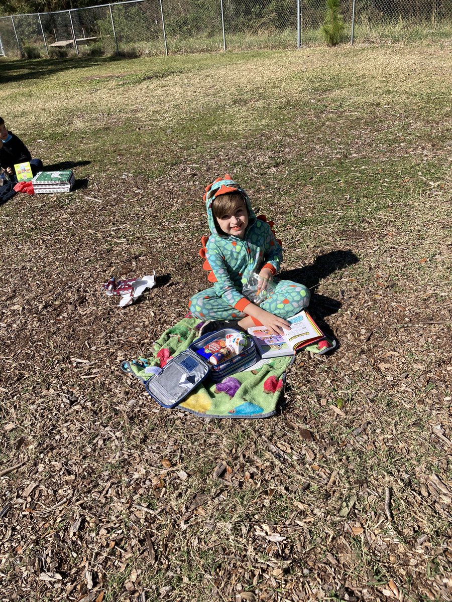 AndreaAltman2's tweet photo. Ms. Blomeley’s MSO class met for a picnic and the students were excited to see each other live and in person, 6 feet away of course @KaraSmucker @atblomeley https://t.co/bWQnzmlyhF