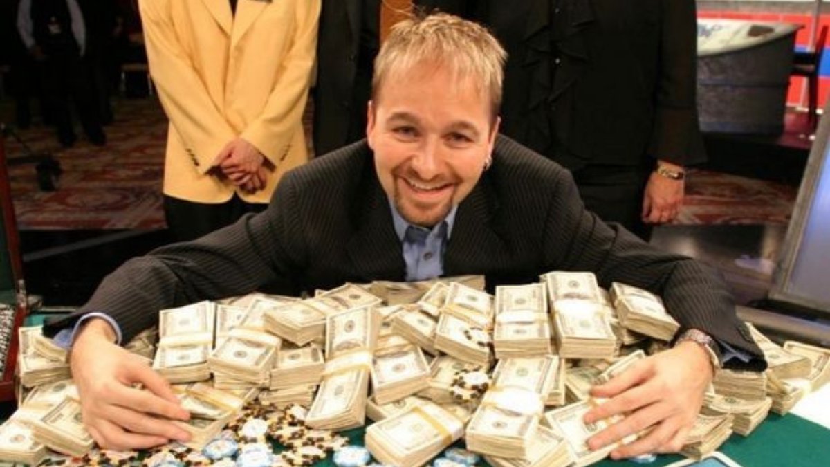 4)  @RealKidPoker won his first WSOP bracelet in 1998 & by 2004 he had three, plus two WPT titles for a combined $3 million.Negreanu inspired a generation. @PhilGalfond's generation.And by the late 2000s, Galfond was a legend in his own right under the name "OMGClayAiken".