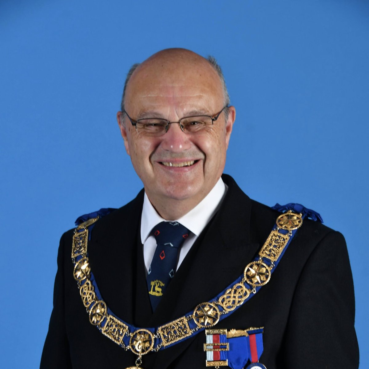 The Provincial Grand Master delivers his Christmas message, with a look at the year gone by and his hopes for a brighter, safer and more eventful 2021! Wishing all our Brethren and their families a happy and healthy Christmas and New Year! tinyurl.com/ybvw4le7 <a href="/BerksPGM/">Berkshire Provincial Grand Master</a>