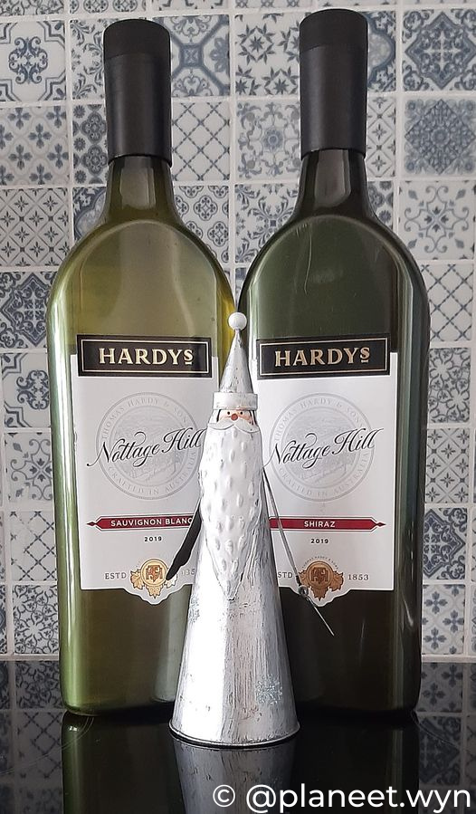 packamama's tweet photo. It’s been so great to see @AccoladeWines' Hardys Nottage Hill wine in our #FlatWineBottle make its way to @CheckersSA stores in South Africa. Seeing our innovation become available across continents is so motivating, many thanks to those who shared the photos below from SA! 🇿🇦🍷 https://t.co/j7oSN8Cs3s