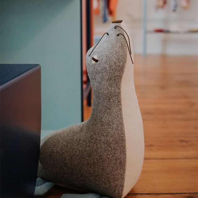 F2Work's tweet photo. El regalo ideal para estas Navidades. Muñecos hechos a mano 100% Ecofriendly. En lino y lana natural diseño de @carapaupp. Ballena, tiburón, koala, foca, cocodrilo... Y ahora precios únicos usando el #EuskadiBonoDenda. Ven a Landázuri 15 Bajo y te sorprenderás. #F2WorkEstudio https://t.co/Ectz6mmH1E