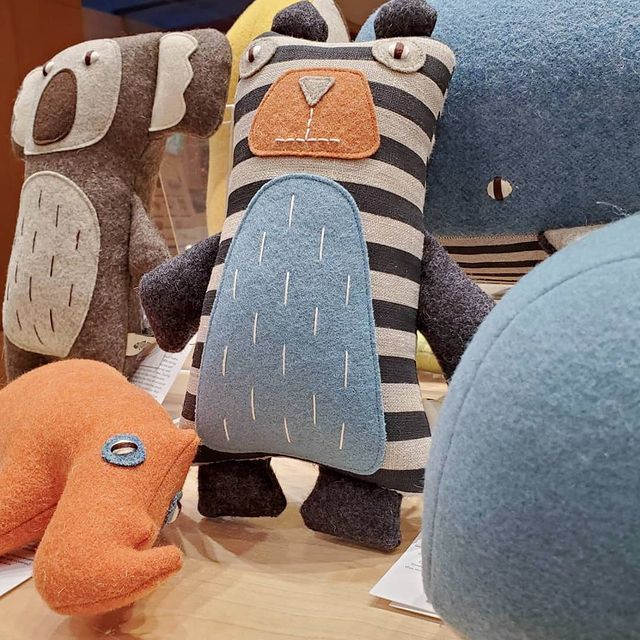 F2Work's tweet photo. El regalo ideal para estas Navidades. Muñecos hechos a mano 100% Ecofriendly. En lino y lana natural diseño de @carapaupp. Ballena, tiburón, koala, foca, cocodrilo... Y ahora precios únicos usando el #EuskadiBonoDenda. Ven a Landázuri 15 Bajo y te sorprenderás. #F2WorkEstudio https://t.co/Ectz6mmH1E