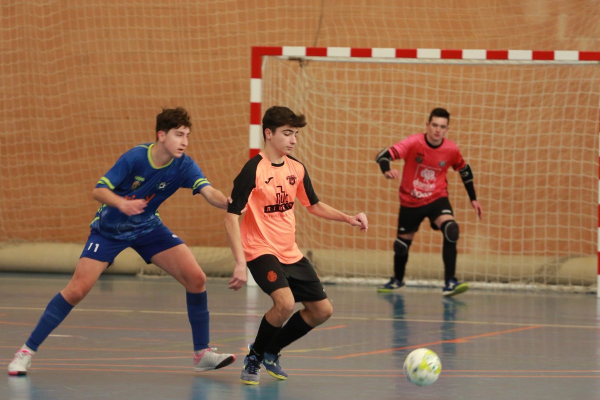 🗞‼️ Convocado ✅
En el día de hoy nuestro jugador del Cadete Marco Gombao participará en el entrenamiento de la Selección Valenciana Sub-16 <a href="/ffcv_info/">FFCV</a> que tendrá lugar en nuestro pabellón. Desde el club mandarle mucha suerte y a disfrutar de la experiencia!! 👏🏻💪🏻⚽️🧡🖤