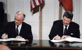 Exercici_Reagan's tweet photo. 1987 - Tot i que no vam arribar a cap acord a Reykjavik, @Ex_MGorbatxov i jo mateix hem signat The Intermediate-Range Nuclear Forces Treaty a Washington; un gran èxit per a la pau dels ciutadans nord americans i per al món sencer. #PolIntMATI https://t.co/4Fc9n4cqRm