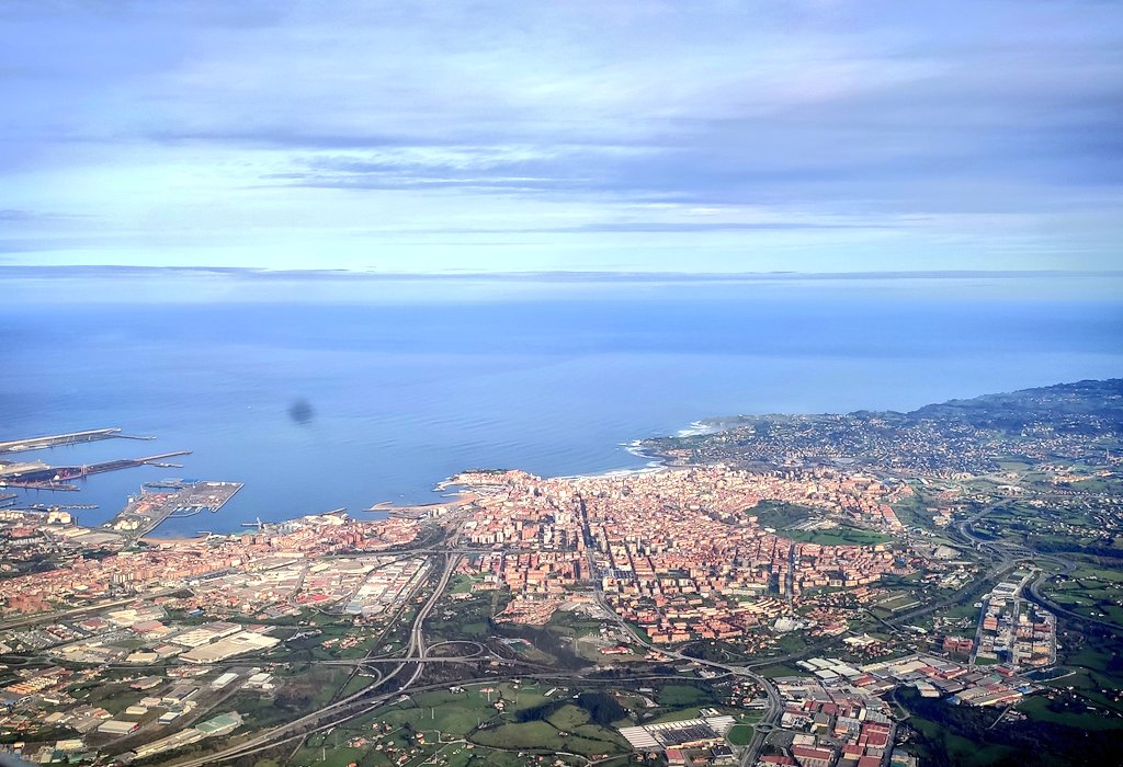 lightbug_gm's tweet photo. Gijón desde el cielo!! #gijon #xixon #asturias #asturias_ig #fly #volotea @GijonTurismo @gijon https://t.co/H4tyGgTfrv