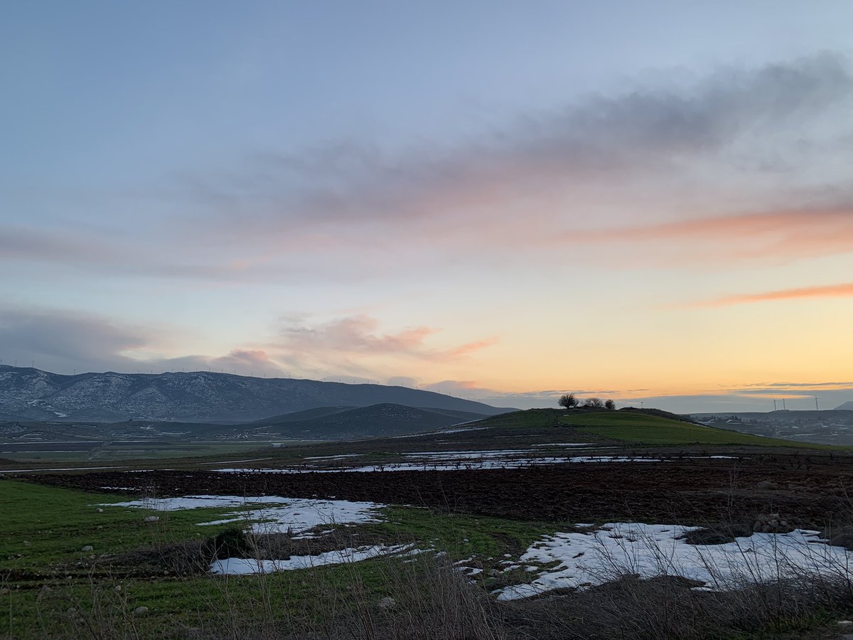The Battle of Leuctra might have been fought in July 371 BCE, but that doesn’t mean that you shouldn’t visit in January!Last year, the  @ASCSAthens explored the snowy site during a very dramatic  #sunset! 