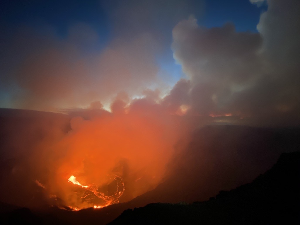 "December 21, 2020 - sunrise at the new eruption site in Kīlauea caldera." - Thank you <a href="/USGSVolcanoes/">USGS Volcanoes🌋</a> for the photos!