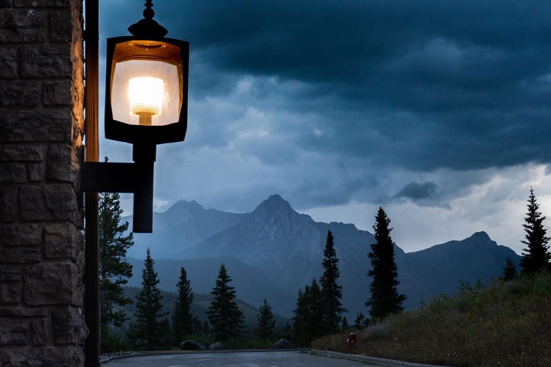 As the Winter Solstice begins, the shortest and darkest day of the year, we want to remind all that there is always light to be found in the darkness. ✨ Be mindful of your mental health, check-in on loved ones, and always reach out if you need help.

📷 IG: @tyler_blanchette