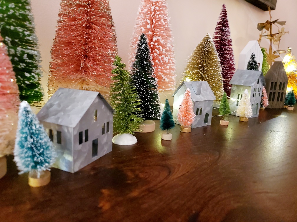 Wishing you and yours a most wonderful Winter Solstice and the beginning of Yule! May it be filled with good food, family, and warmth. Today I share my Yule altar as well as some of my decorations around the house to brighten your spirits.
bit.ly/3h6HHX7