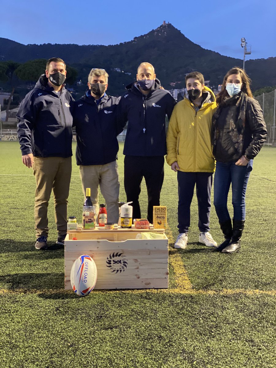 RugbyUECabrera's tweet photo. En Martí de S14 i la Lurdes han vingut a buscar el LOT de Nadal, de Sol Natura, que li va tocar a la Trini, la iaia  premiada!!! 💪🏻🤞🏼 https://t.co/lfSsJceWm5