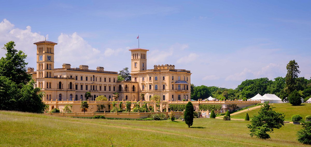 Did you know? Queen Victoria ruled her worldwide empire from the tranquility of her seaside palace on the #IsleofWight, entertaining royalty and visiting ministers.πΈ
Have you visited @EHOsborneHouse? Here's a throwback to sunnier times!βοΈ
πΈ @EnglishHeritage
#IOW #SupportIOW https://t.co/ESOT4CwWJU