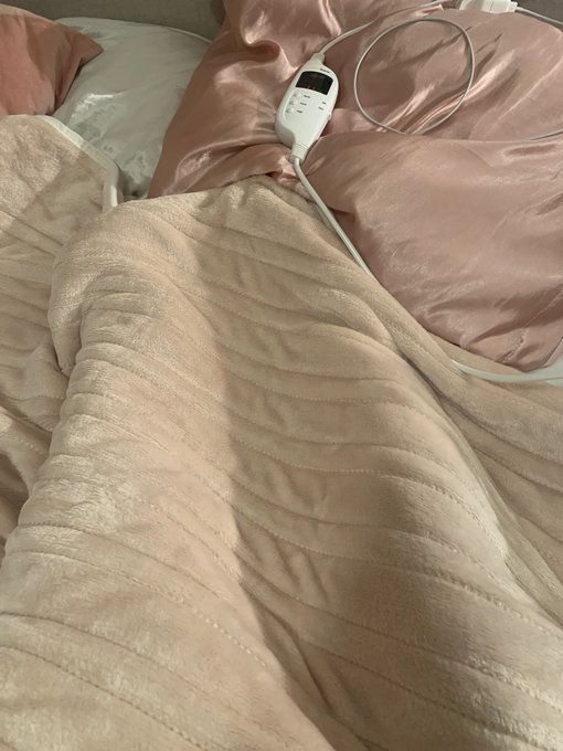 The perf xmas gift omg heat throw for cold days 😳 my subbers rly know how to spoil me 🥺❤️ https://t.<a href="/tag/throne"class="tags"><span>#throne</span></a><a href="/tag/wishlist"class="tags"><span>#wishlist</span></a>