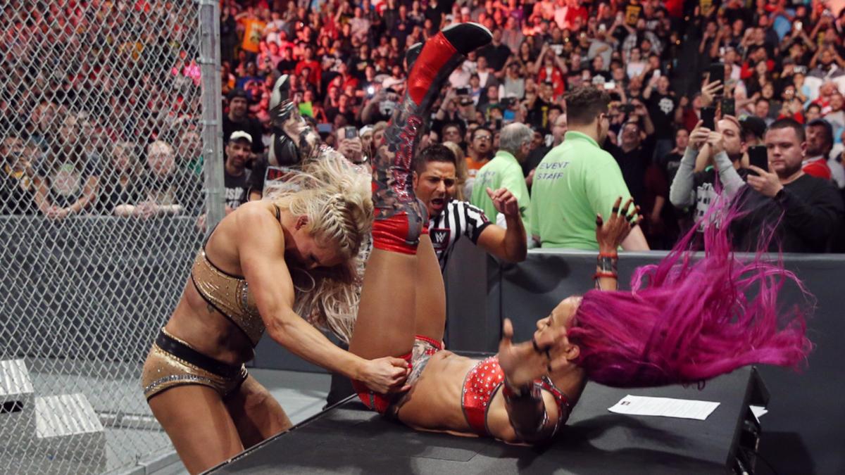 40 - Sasha Banks vs Charlotte Flair [Hell In A Cell] [30/10/2016]1/2