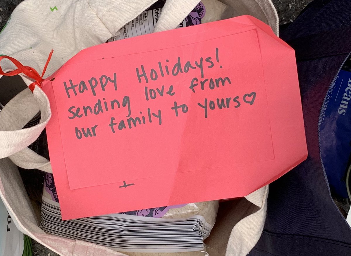 MAFR_AC's tweet photo. Hey @AmberMarchand —people were astounded by those grocery bags. So much food—but those sweet sweet holiday cards really showed the love. 

Way to share the spirit of giving. 

“From our family to yours.” https://t.co/4FoQjROlmC
