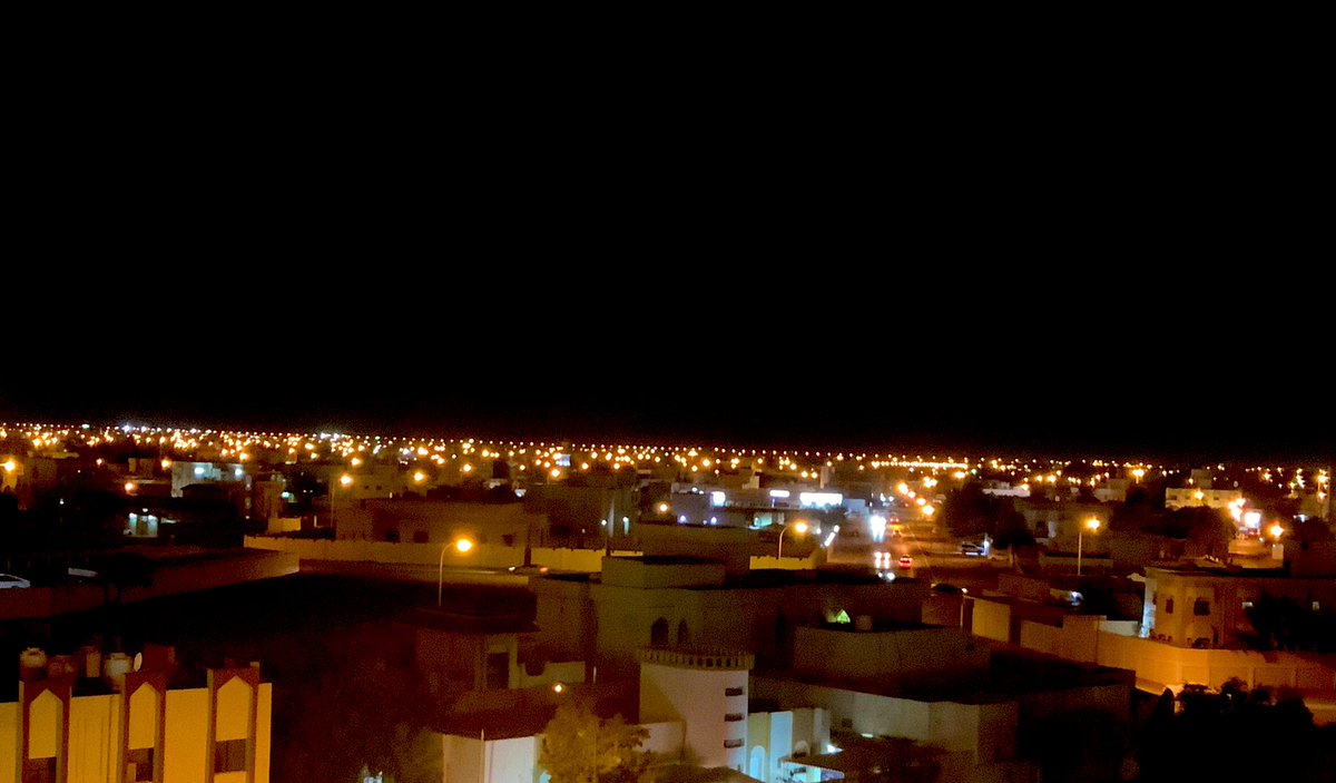 ياساري الليل بلغ المقصود
نفقده لو تفرقنا وتبعدنا سنينه
نلبس الاشواق من الوفا طوق
والعهد ميثاق الخفوق الدفينه