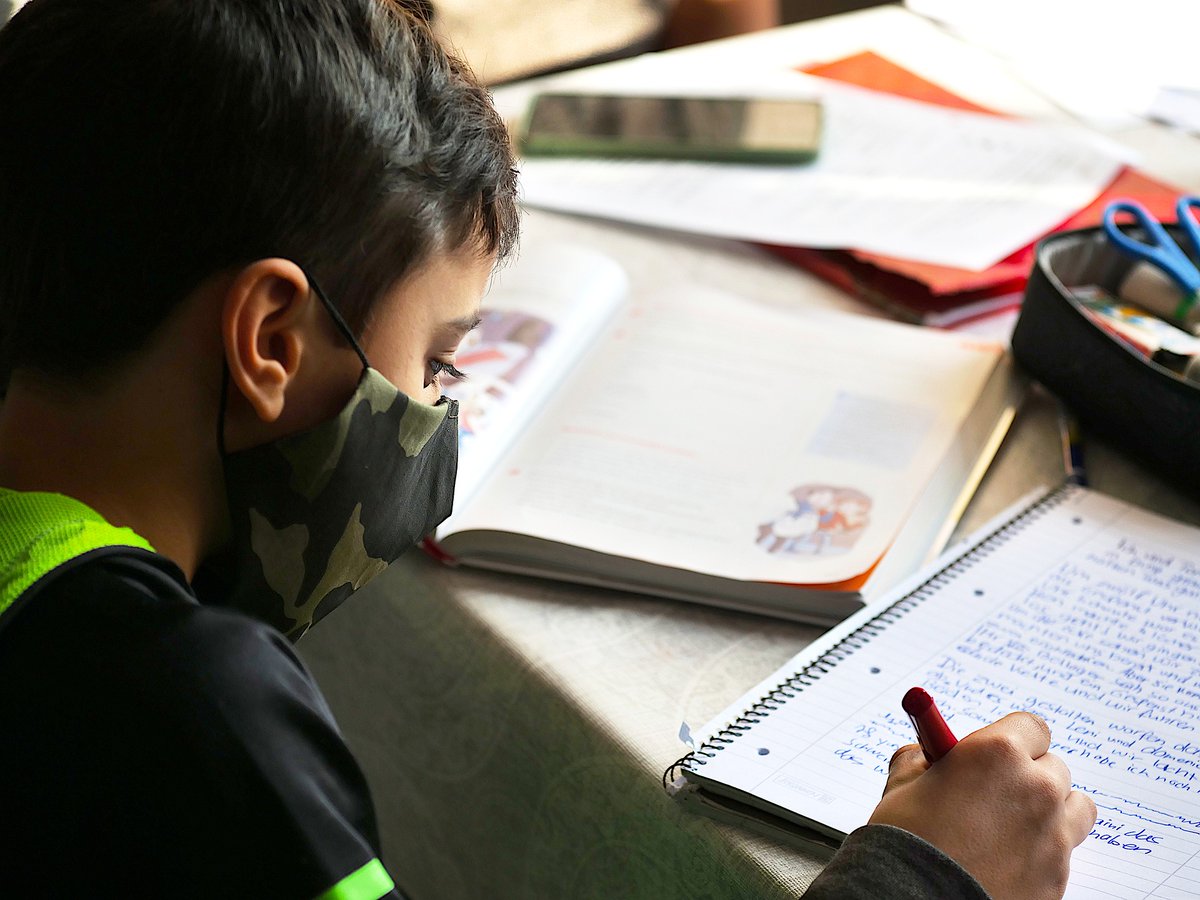 noticiasgob_na's tweet photo. .@educacion_na pide a los centros que no bajen la guardia en la aplicación rigurosa de los protocolos preventivos frente al COVID-19

#Navarra

➡ El Departamento ha remitido un escrito agradeciendo el “extraordinario trabajo” realizado

🔗 Más info: https://t.co/FESl2oZEmQ https://t.co/DwDTqzCnEK