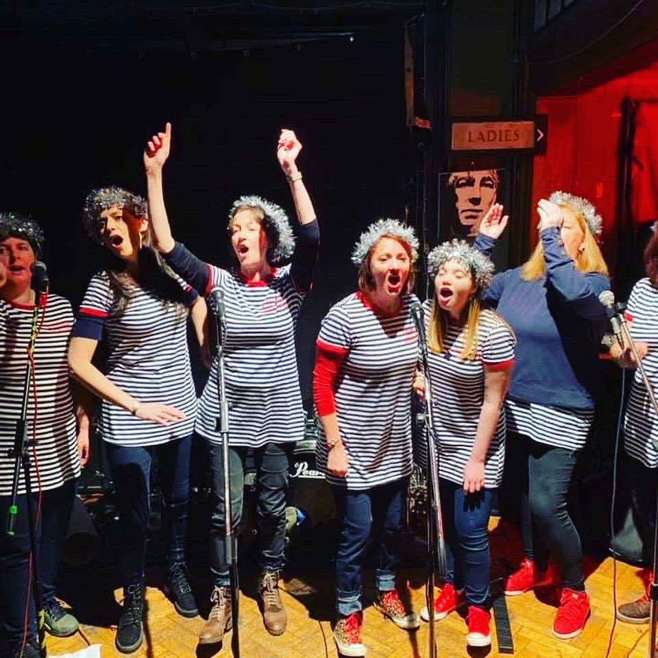 shantydarlings's tweet photo. To all our fans, friends, fellow shanty men & women. We wish you all the very best for the festive season & a healthy & happy 2021.We hope to sing with you all very soon! Until then, Arrrrrr and a big Skol π»to you all ππ§ββοΈπ¦ #shanty #sing #songsofthesea #essexcoast #Christmas https://t.co/PjsW6XCMQm