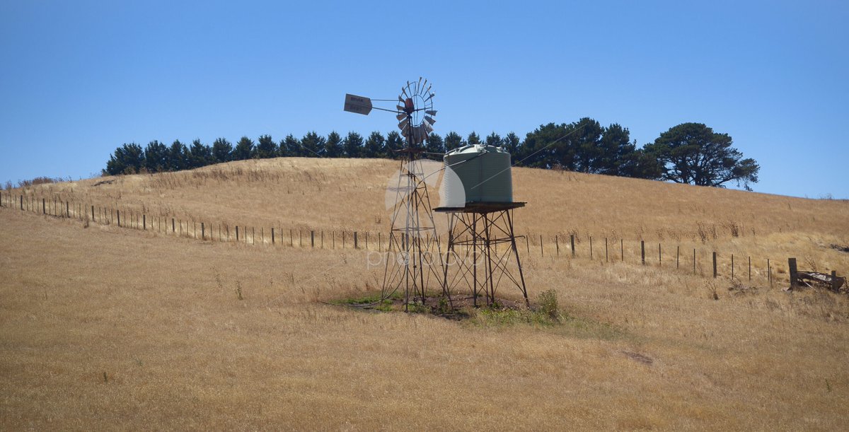 PhotoFolioUK's tweet photo. Water tank stands on a hill in a Australian farm - https://t.co/jEYPnnsnVB https://t.co/1q04kbe7Rw