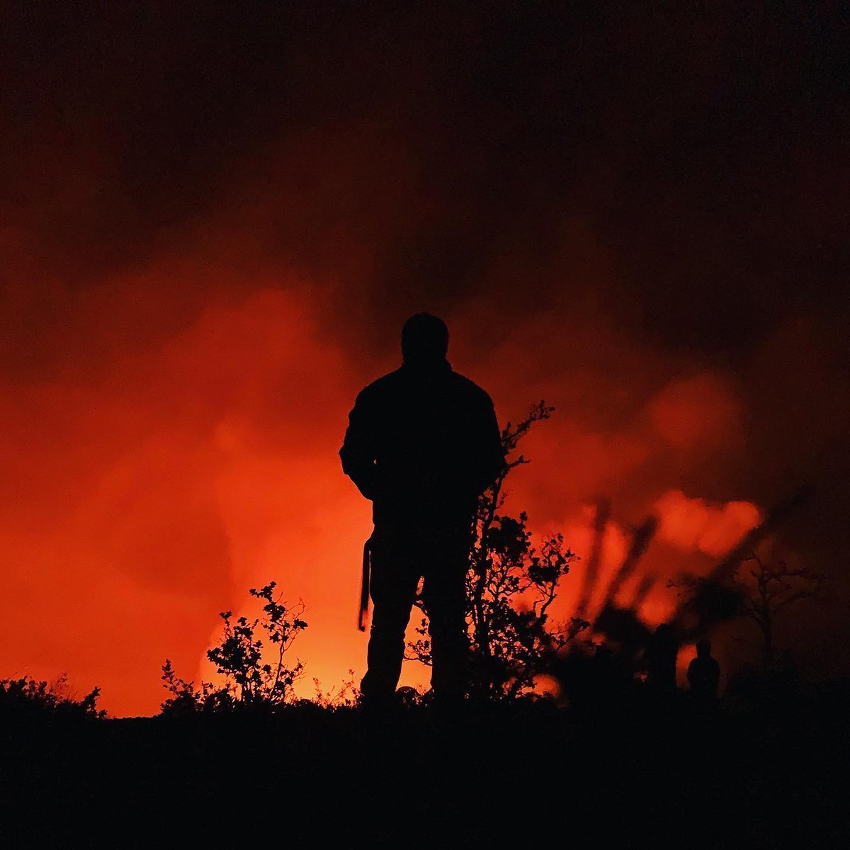LeiKITV4's tweet photo. Stunning shot of my friend, Kyle Kaona watching #creation after Kilauea’s summit eruption Sunday night. #BigIsland #hawaii #volcano https://t.co/AaKv1AGrPY