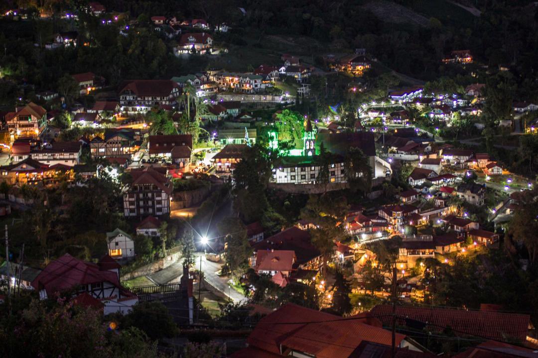 lacoloniatovar's tweet photo. La Navidad se prende con luces multicolores en la Colonia Tovar, y ahora está trasformada en un mágico pueblo navideño...
.
¡Visítanos! https://t.co/Exikhd4wLs