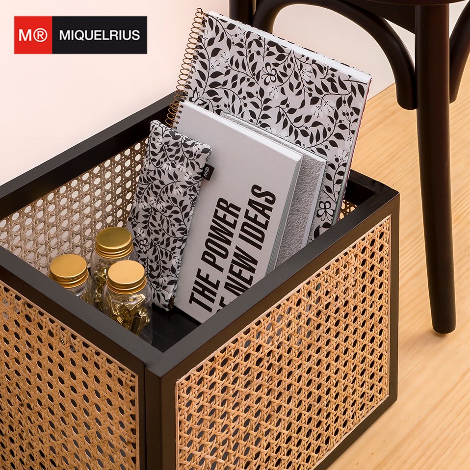 #ideasparanavidades Tu escritorio también puede ser navideño🎄! Con un toque dorado y de tendencia, dale un nuevo look a tu espacio de trabajo📝. Descubre los botes de clips dorados de Always Black y muchos más artículos de esta colección en tu papelería más cercana😋.