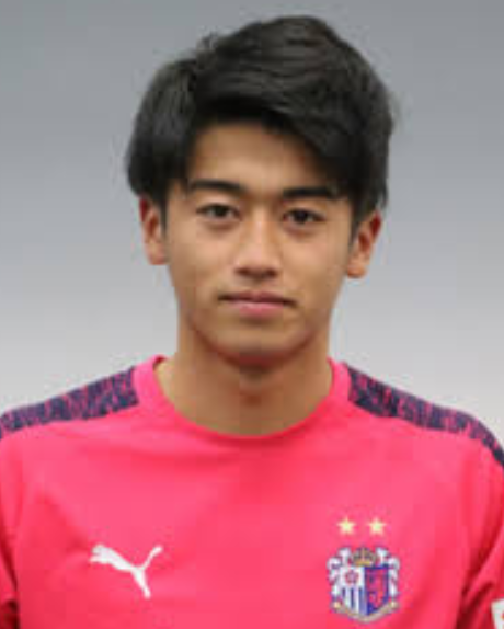Jun Nishikawa (2002)Le MO de Cerezo Osaka a fait ses début cette saison. Une bonne occupation spatiale pour se rendre disponible entre les lignes avec cette technique pour tenir et s'orienter afin d'ajuster grâce à sa vista et pied gauche ses partenaires dans les zones clés