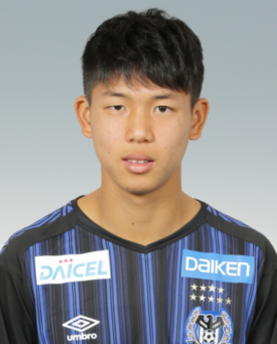 Shuhei Kawasaki (2001)Il a enchaîné les apparitions avec Gamba-Osaka cette saison. Une conduite de balle dynamique, gardant le contrôle pour s'orienter, projeter et se mettre en bonne position profitant de sa vista pour amener les décalages ou s'ouvrir une position de tir.